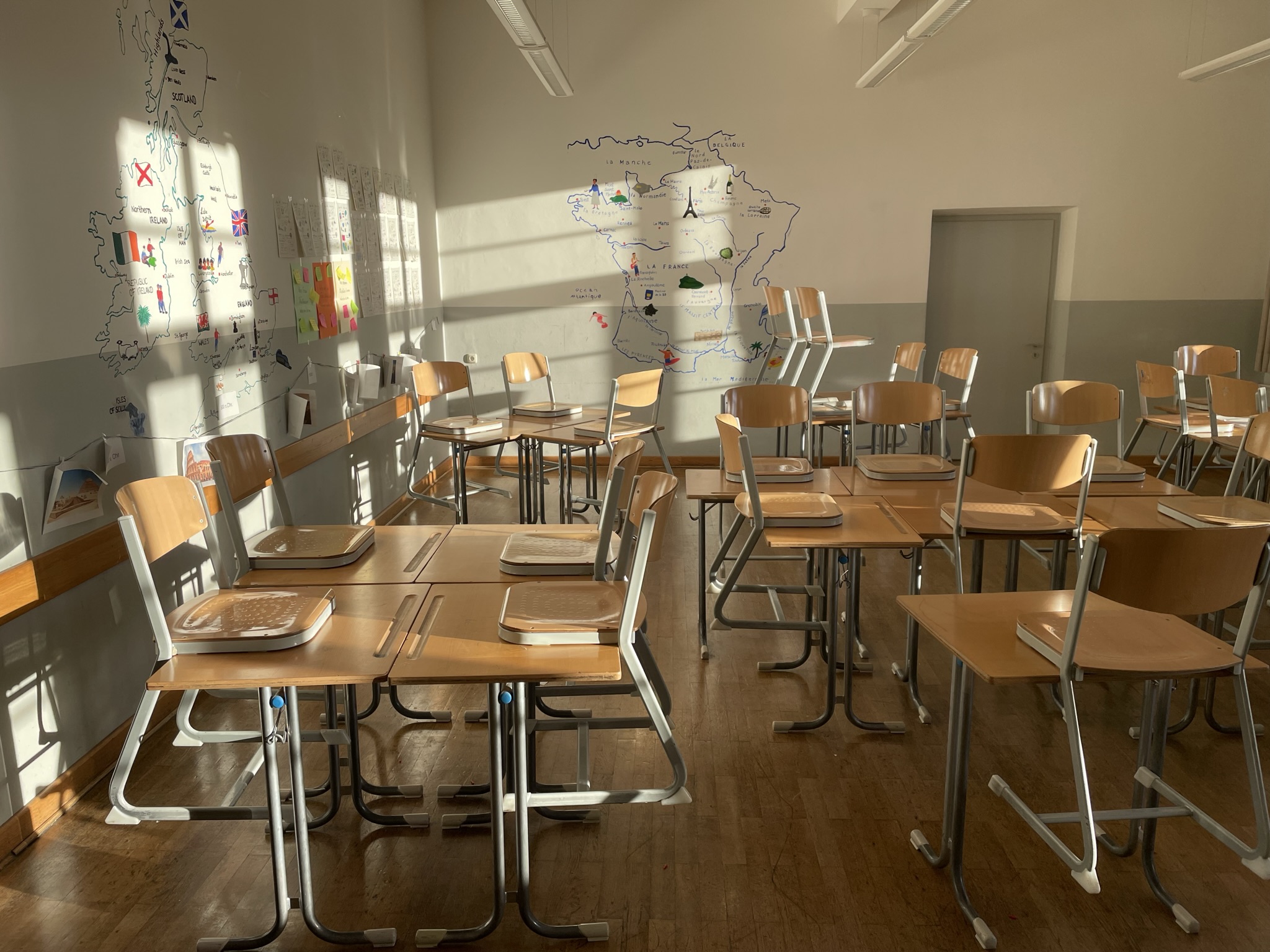 Klassenzimmer in der Morgensonne